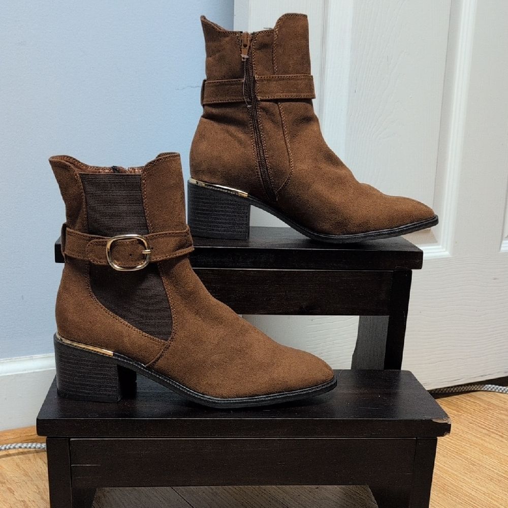 Liz Claiborne Ellison Memory Foam Brown Ankle Belted Gold Buckle Boot Sz 9.5 NEW